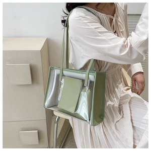 Detailansicht der transparenten PVC-Tasche mit grünem Lederbesatz und Innentasche