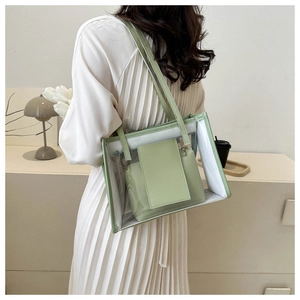 Detail der transparenten PVC-Tasche mit hellgrünem Rand und Innentasche am Model