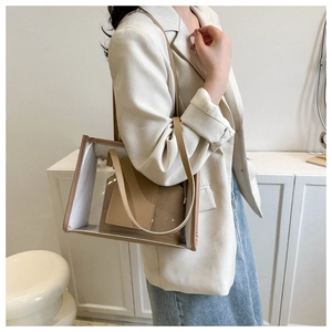 Detailansicht der transparenten PVC-Tasche mit khakifarbenem Lederbesatz und Innentasche