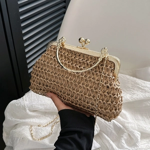 Pochette vintage in rafia intrecciata con cornice in metallo dorato e tracolla