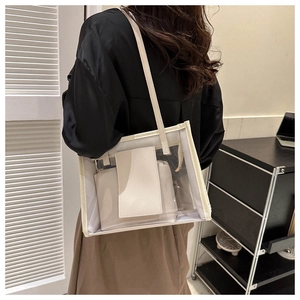 Detailansicht der transparenten PVC-Tasche mit beigem Rand und passender Innentasche