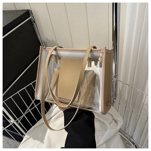 Detail der transparenten PVC-Tasche mit khakifarbenem Lederbesatz und Innentasche