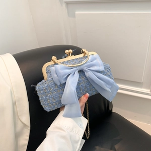 Sac chaîne en tweed bleu avec grand nœud en mousseline pour un style féminin élégant