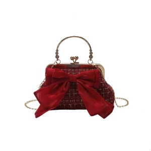 Sac à main élégant en tweed rouge avec nœud en satin, poignée dorée et bandoulière