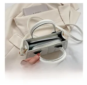 Vue intérieure du sac à bandoulière matelassé blanc montrant la capacité et les compartiments