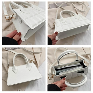 Sac bandoulière blanc en similicuir avec matelassage losange et détails de rangement