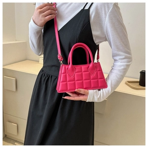 Détails de ce sac bandoulière matelassé rose vif avec gaufrage carré et boucles dorées