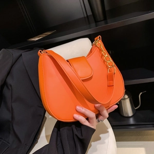 Sac Hobo Croissant Moderne en Cuir PU pour Femme Avec Chaîne en Métal Doré Élégante Sac à Épaule Décontracté