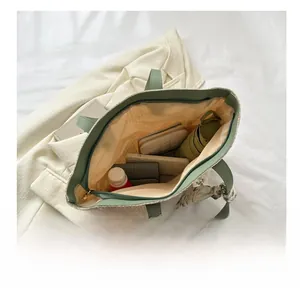 Vue de dessus du fourre-tout tissé montrant l'espace pour parapluie et portable
