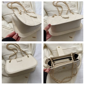 Detailansicht cremefarbene Stepptasche mit Goldkette und praktischer Innenaufteilung