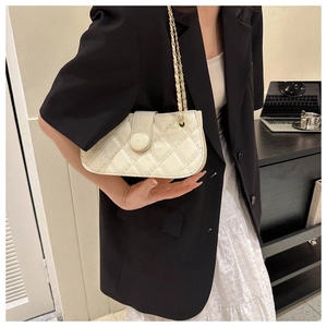 Detail einer gesteppten PU-Leder Umhängetasche mit goldener Kette in Beige