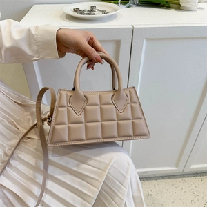 Petit sac à main beige matelassé élégant avec poignée ronde et bandoulière de style français