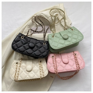 Gesteppte Umhängetaschen mit Kettenriemen in Schwarz, Grün, Beige und Rosa im Überblick