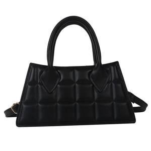 Sac à main matelassé noir minimaliste avec motif carré et bandoulière réglable