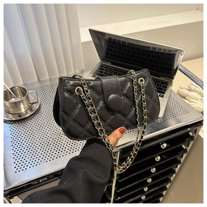 Detailansicht der schwarzen Steppleder-Schultertasche mit goldener Kette und Schnalle