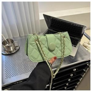 Detail der mintgrünen gesteppten PU-Schultertasche mit Goldkette und Rundschnalle
