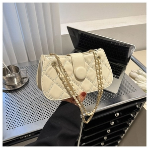 Detail der cremefarbenen gesteppten PU-Ledertasche mit goldener Kette und Schnalle