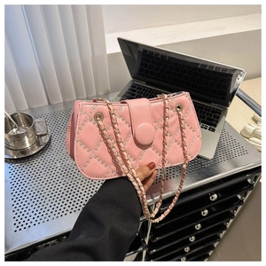 Detail der rosa gesteppten Schultertasche mit goldener Kette und strukturierter Lederoptik