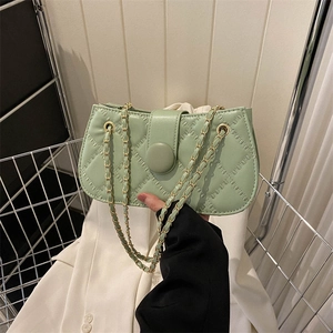 Hellgrüne Stepptasche aus Kunstleder mit goldener Kette und rundem Schnallendetail