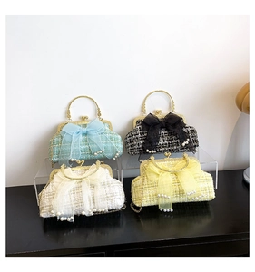 Tweed handtassen in vier kleuren met organza strikken, parels en metalen ringgrepen