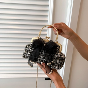 Elegante tweed handtas voor dames met een mesh-strik en parels in klassiek zwart en wit