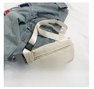 Detail van de grote capaciteit van de beige nylon borsttas met een smartphonevergelijking