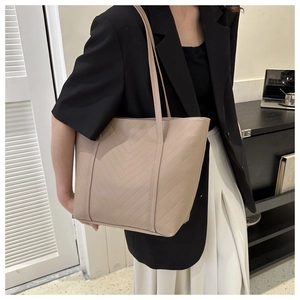 Dettaglio della borsa tote trapuntata a v in pelle PU beige con doppie tracolle