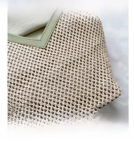 Détail de la texture tressée beige avec bordure en cuir vert clair et ouverture en V élégante