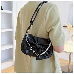 Détail du sac à bandoulière noir plissé avec perles et chaînes à fleurs argentées