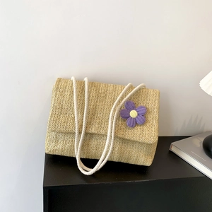 Borsa a tracolla in paglia con fiore viola e tracolla in corda bianca per estate