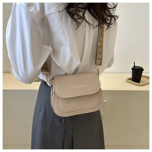 Vista dettagliata della borsa beige con logo trendy e tracolla ampia in tessuto
