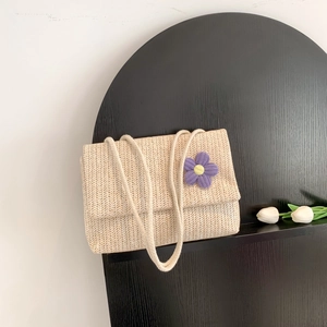 Borsa a tracolla in paglia con dettaglio floreale viola e manico in corda di cotone