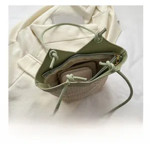 Vue détaillée du sac cabas tissé montrant l'intérieur spacieux et les finitions en cuir vert