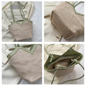 Détail du sac cabas tissé avec col en V, bordure verte et poche intérieure spacieuse