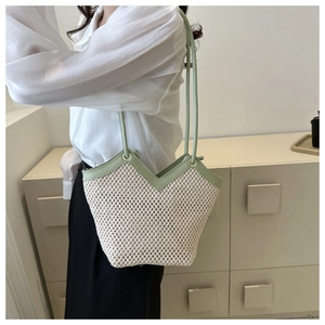 Détail du sac tissé beige avec bordure en cuir vert sauge et découpe élégante en V