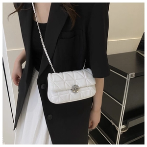 Vue portée d'un sac bandoulière blanc matelassé avec chaîne argentée sur un mannequin