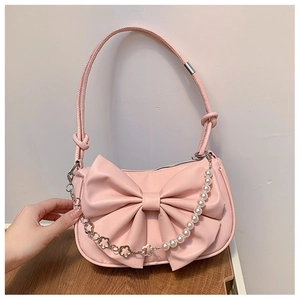 Détail du sac sous le bras en cuir PU rose avec grand nœud et chaîne à perles et étoiles