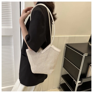 Sac fourre-tout tissé crème au design en V présenté sur mannequin pour la perspective
