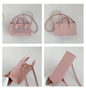 Vue détaillée du sac rose à strass montrant les poignées et la texture du cuir PU