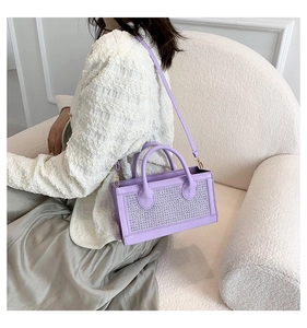 Détails de ce sac bandoulière lilas orné de strass brillants et de poignées rondes