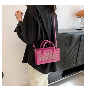Détail du sac bandoulière rose fuchsia avec strass et vue latérale sur le mannequin