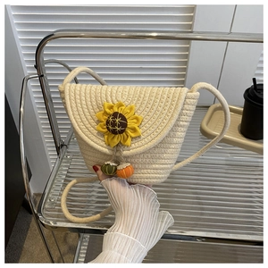 Détail du sac à bandoulière tissé avec ornement de tournesol et perles colorées décoratives