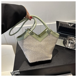 Détail du sac cabas tissé avec garniture en cuir vert clair et ouverture en forme de V