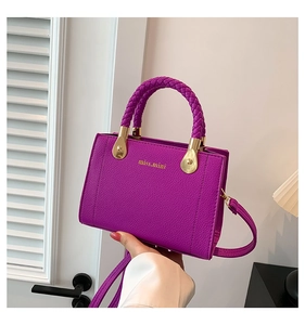 Détail de la poignée tissée violette et du cuir PU grainé sur le sac miss.mini