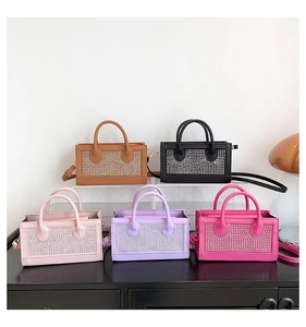 Détail de sacs cabas à strass en cinq couleurs avec bandoulières amovibles élégantes
