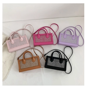 Détail de mini sacs bandoulière avec strass en rose, violet, marron et noir