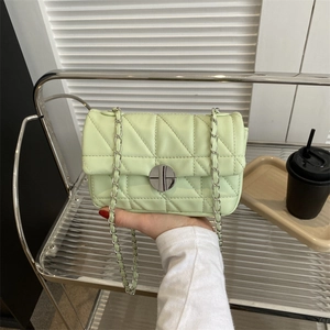 Petit sac bandoulière matelassé vert clair avec chaîne argentée et fermoir rotatif