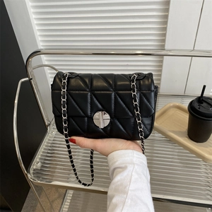 Sac à bandoulière en similicuir noir matelassé avec chaîne argentée et fermoir en métal