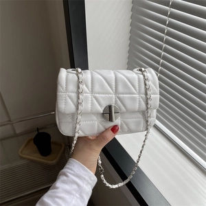 Sac bandoulière en cuir PU blanc avec chaîne argentée et fermoir rotatif en métal