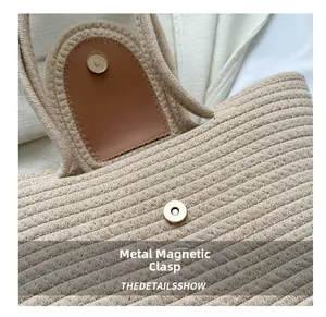 Détail du sac tressé avec cuir marron de qualité et fermeture magnétique dorée